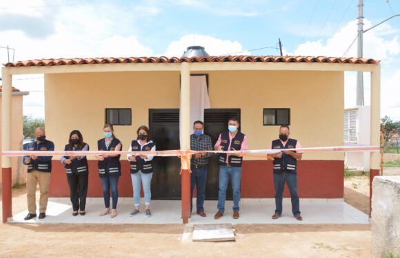 Inaugura Tecutli Gómez baños de la primaria Miguel Hidalgo y Costilla