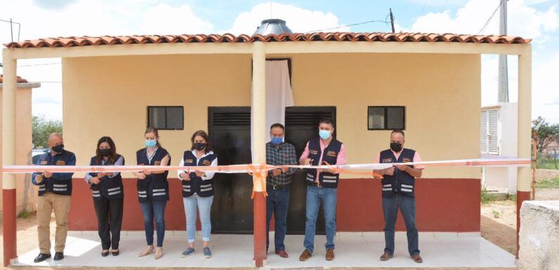 Inaugura Tecutli Gómez baños de la primaria Miguel Hidalgo y Costilla