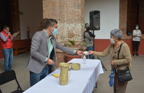 Entrega Tecutli Gómez apoyos económicos a artesanos laguenses