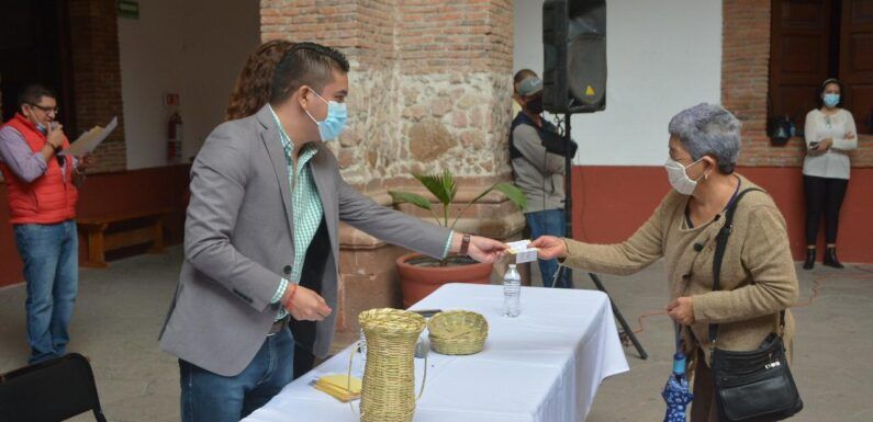 Entrega Tecutli Gómez apoyos económicos a artesanos laguenses