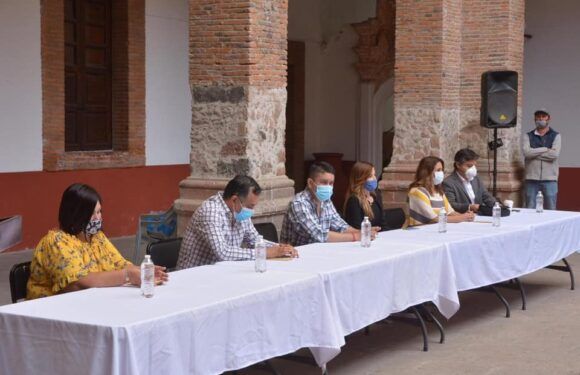 Entrega Tecutli Gómez apoyos a 100 artistas locales