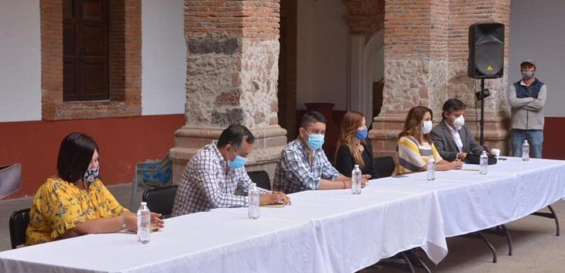 Entrega Tecutli Gómez apoyos a 100 artistas locales