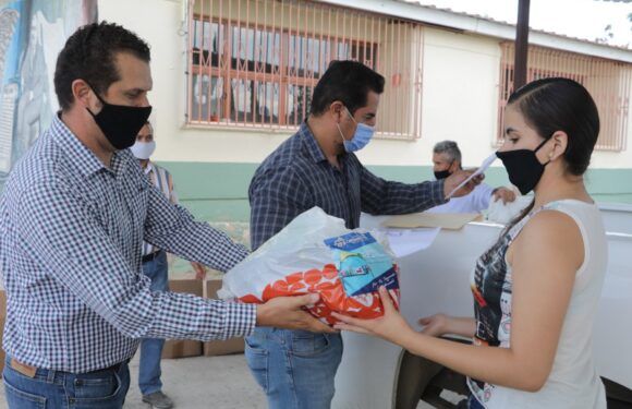 Entregan mochilas con útiles, uniformes y calzado en comunidades rurales