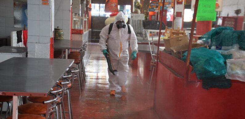 Sanitizan más de 30 espacios públicos