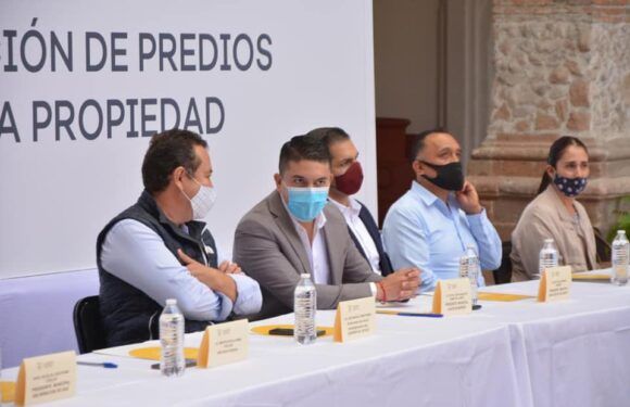Entregan títulos de propiedad a habitantes de la región de Los Altos