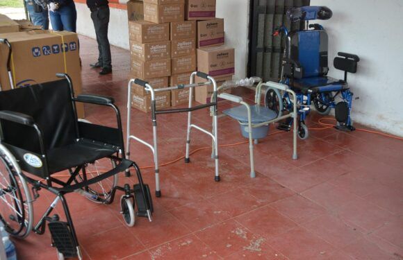 Benefician a 77 adultos mayores con aparatos funcionales, despensas y calzado