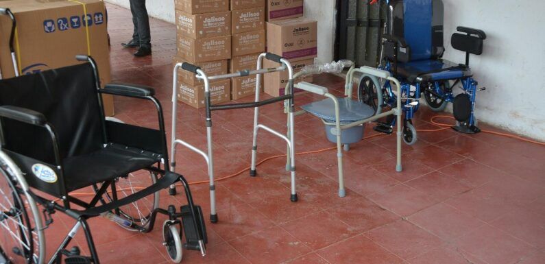Benefician a 77 adultos mayores con aparatos funcionales, despensas y calzado