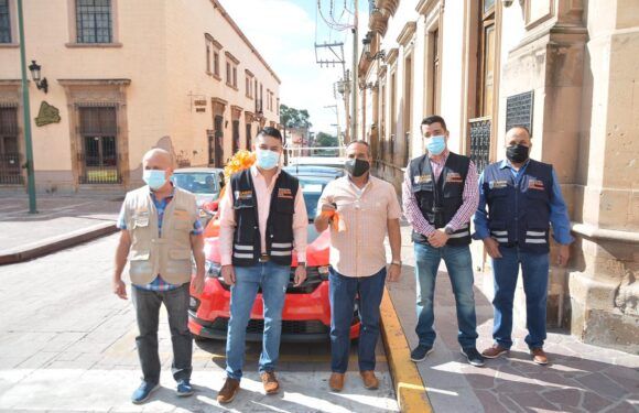 Entrega Tecutlio Gómez automóvil a ganador de sorteo por pago puntual de contribuciones