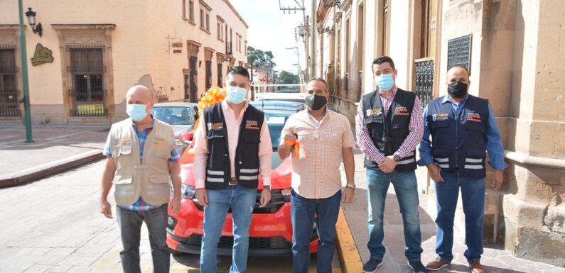 Entrega Tecutlio Gómez automóvil a ganador de sorteo por pago puntual de contribuciones