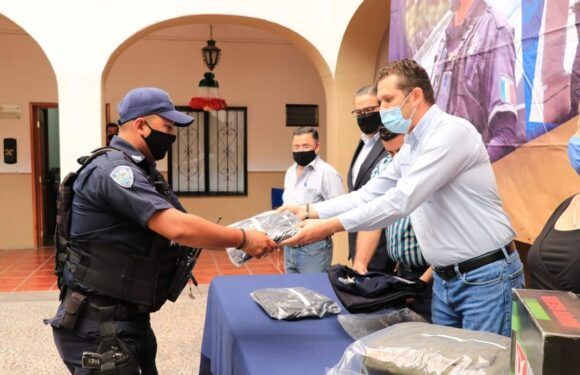 Entregan uniformes a policías municipales de Encarnación de Díaz