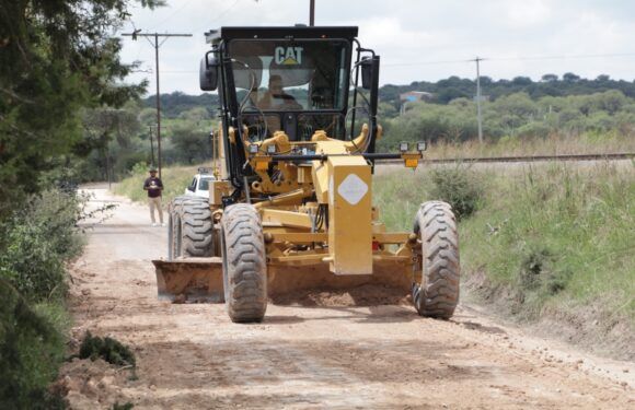 Dan mantenimiento a caminos rurales en Encarnación de Díaz