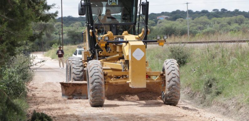 Dan mantenimiento a caminos rurales en Encarnación de Díaz