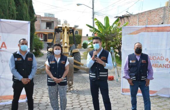 Da alcalde banderazo de inicio a la rehabilitación de calles en Colinas del Valle