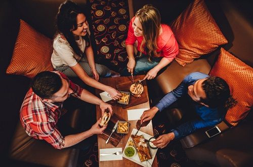 Reuniones familiares y con amigos representan mayor riesgo de contagio de COVID-19
