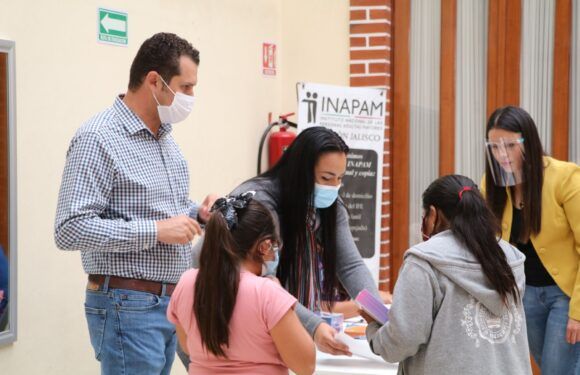 Benefician a 45 estudiantes con tabletas electrónicas y apoyos