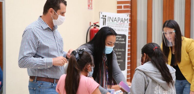 Benefician a 45 estudiantes con tabletas electrónicas y apoyos