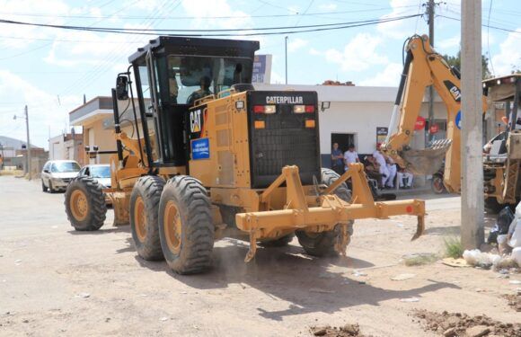 Realizan obras de pemedrado en la calle Manuel Alba del Bajío de San José