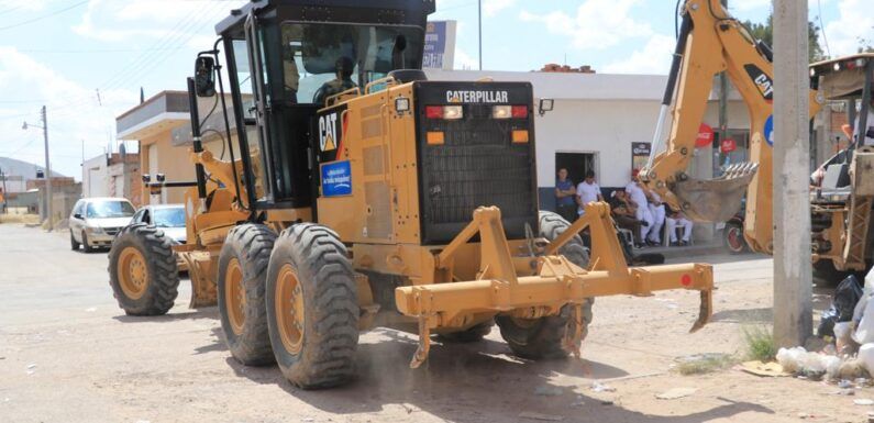 Realizan obras de pemedrado en la calle Manuel Alba del Bajío de San José