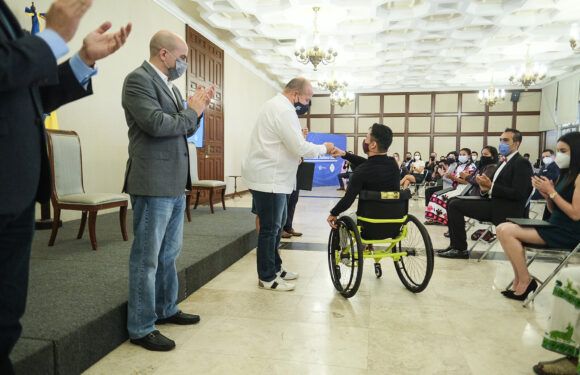 Entrega Gobernador Premio a la juventud de Jalisco
