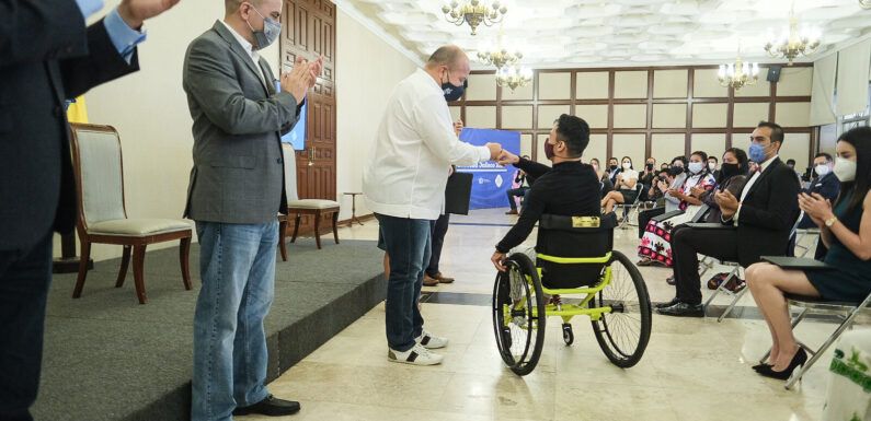 Entrega Gobernador Premio a la juventud de Jalisco