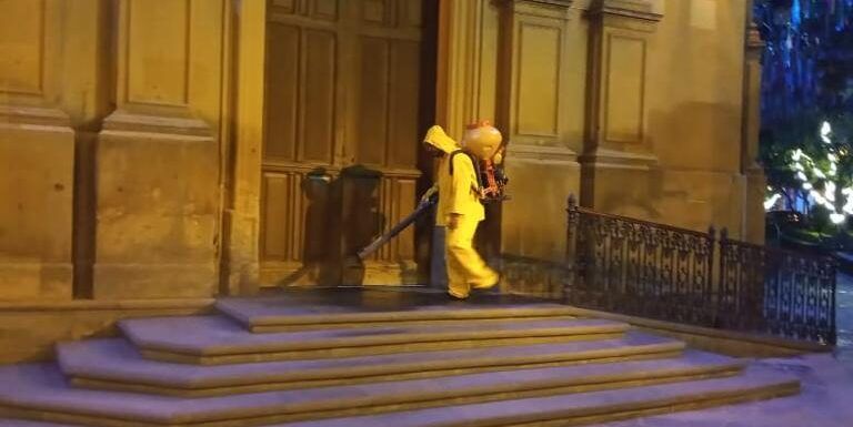 Sanitizan y fumigan espacios públicos de toda la ciudad
