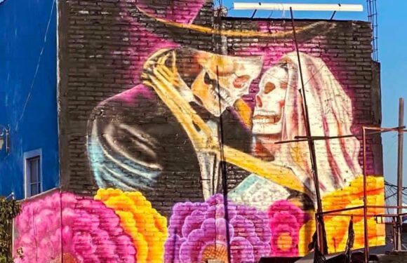 Develan murales alusivos al día de muertos en barrio del Panteón