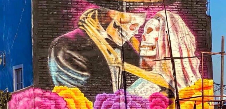 Develan murales alusivos al día de muertos en barrio del Panteón
