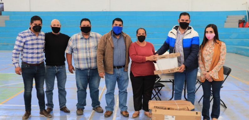 Benefician a 50 familias con materiales para construcción