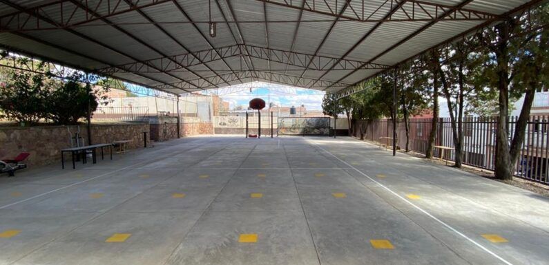 Entrega Tecutli Gómez obras en escuela Mariano Azuela