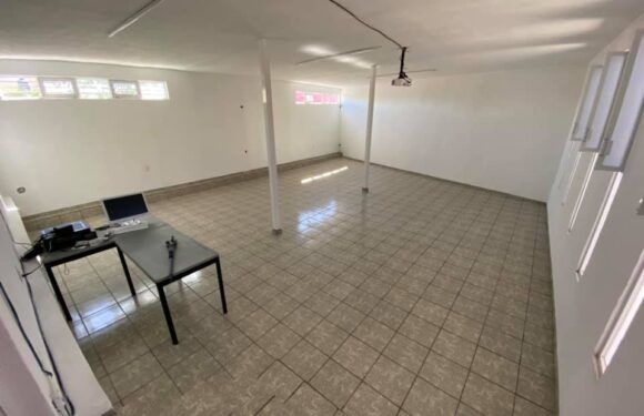 Entrega Tecutli Gómez aula multiusos en primaria de San Miguel
