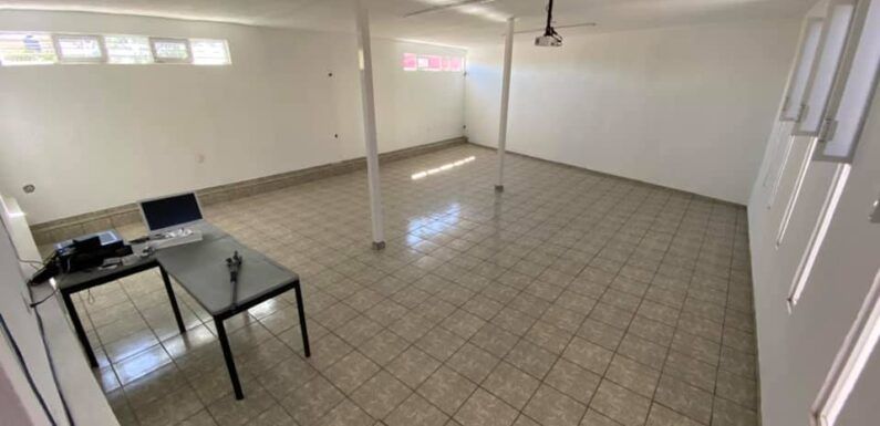 Entrega Tecutli Gómez aula multiusos en primaria de San Miguel