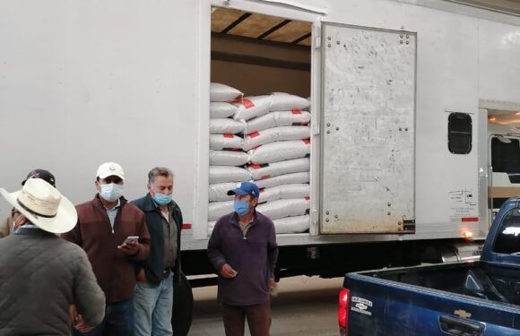 Entregan apoyo de forraje a productores encarnacionenses