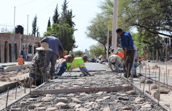 Avanzan los trabajos de empedrado en la comunidad de La Loma