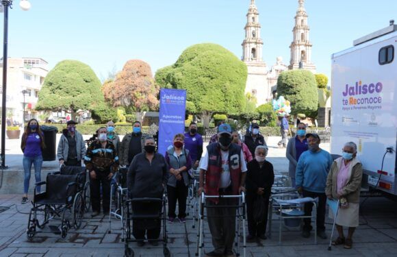 Benefician a adultos mayores con sillas de ruedas, baños portátiles, andaderas y bastones