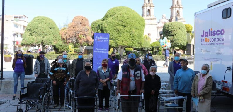 Benefician a adultos mayores con sillas de ruedas, baños portátiles, andaderas y bastones