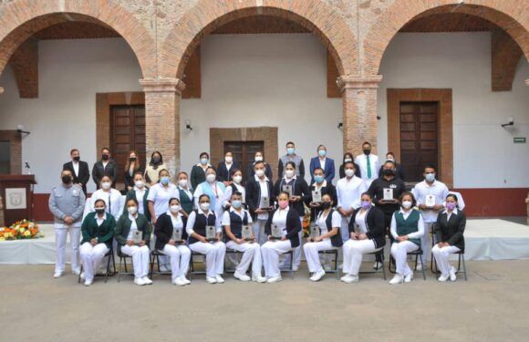 Entrega Tecutli Gómez presea «Héroes y Heroínas con Bata» a enfermeras y enfermeros laguenses
