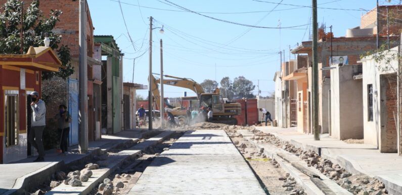 Avanzan trabajos para la calle Jacarandas en Bajío de San José