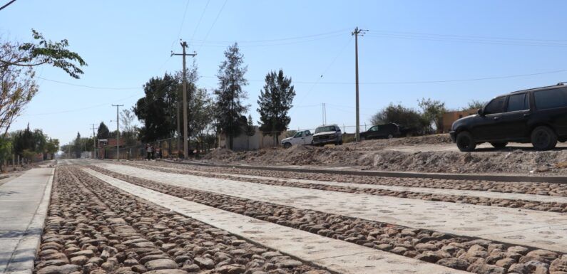 Invierten más de un millón de pesos en la pavimentación del accedo a la comunidad de La Loma