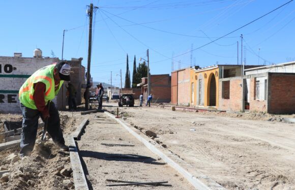 Comienzan construcción en la calle Manuel Alba en Bajío de San José