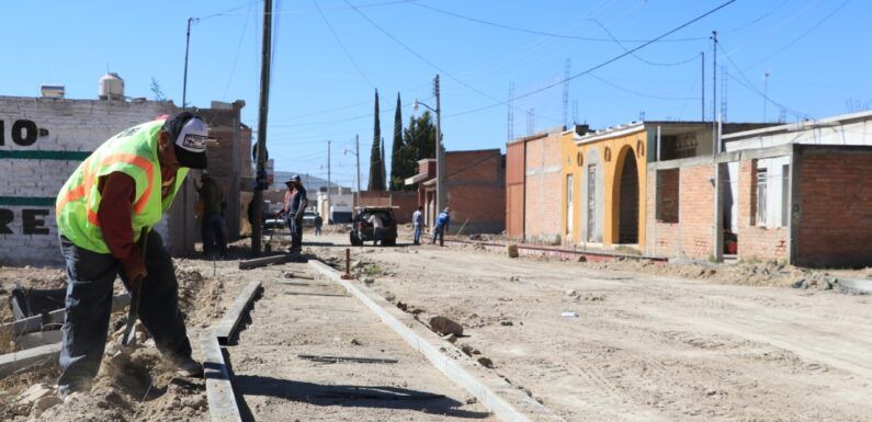 Comienzan construcción en la calle Manuel Alba en Bajío de San José
