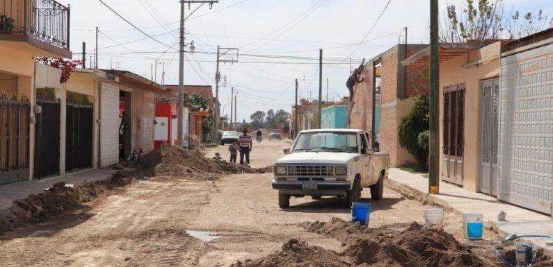 Inician la pavimentación de la calle Jacarandas en Bajío de San José