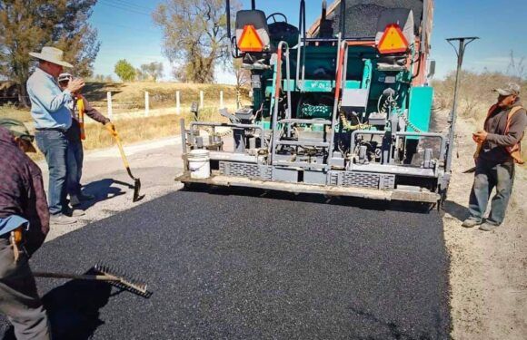 Renuevan carretera a Los Azulitos en la zona norte de Lagos de Moreno