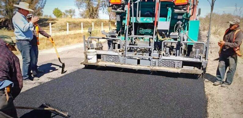 Renuevan carretera a Los Azulitos en la zona norte de Lagos de Moreno