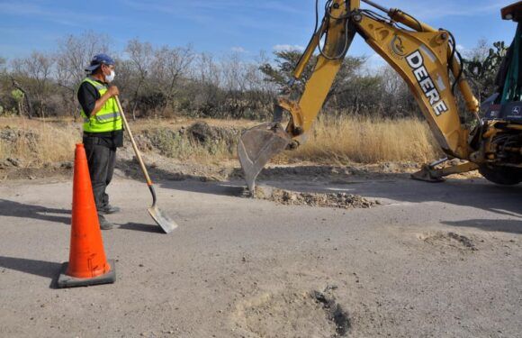 El Alcalde Tecutli Gómez da banderazo a la reconstrucción de la carretera a Los Azulitos