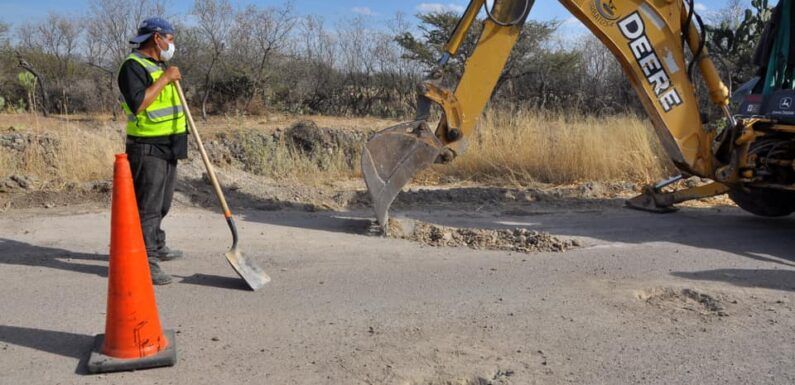 El Alcalde Tecutli Gómez da banderazo a la reconstrucción de la carretera a Los Azulitos