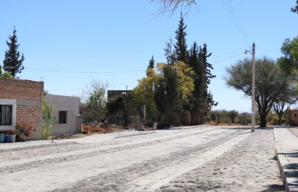 Entregan empedrado de la calle Benito Juárez en comunidad La Loma