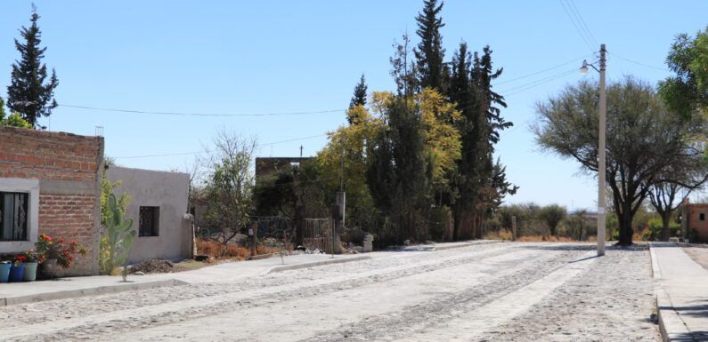 Entregan empedrado de la calle Benito Juárez en comunidad La Loma