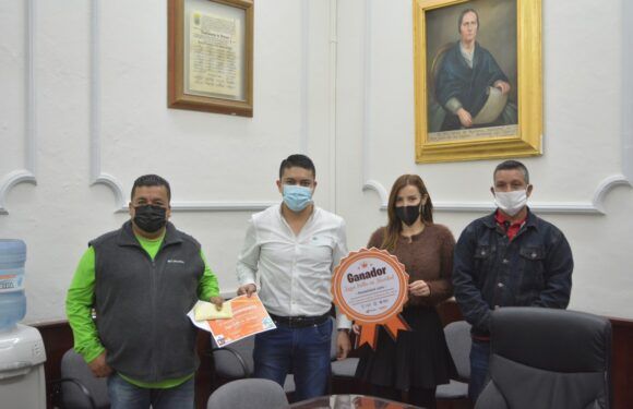 Entregan premiación a ganadores del concurso ´Lagos brilla en Navidad´