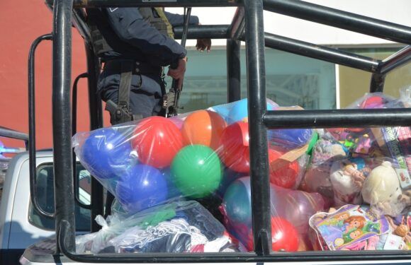 Entregan policías municipales juguetes, ropa y calzado a niños, niñas y adultos en situación vulnerable