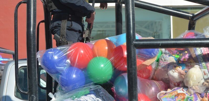 Entregan policías municipales juguetes, ropa y calzado a niños, niñas y adultos en situación vulnerable